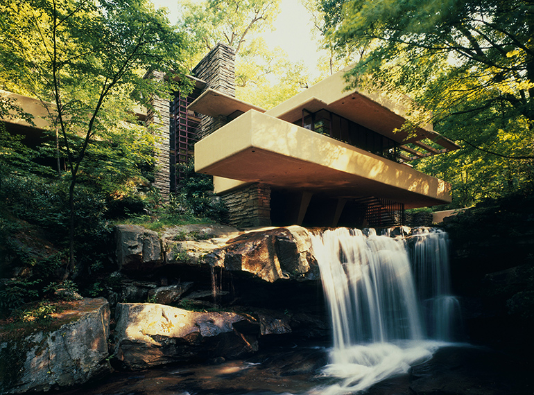La Casa sulla cascata o Casa Kaufmann, realizzata tra il 1936 e il 1939 da Frank Lloyd Wright a Mill Run in Pennsylvania, negli Stati Uniti 